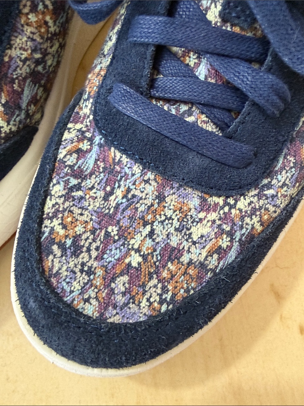 Kizik Women’s Prague Navy Multi Floral Lace-Up Sneakers Size 7 Wide - Picture 2 of 6
